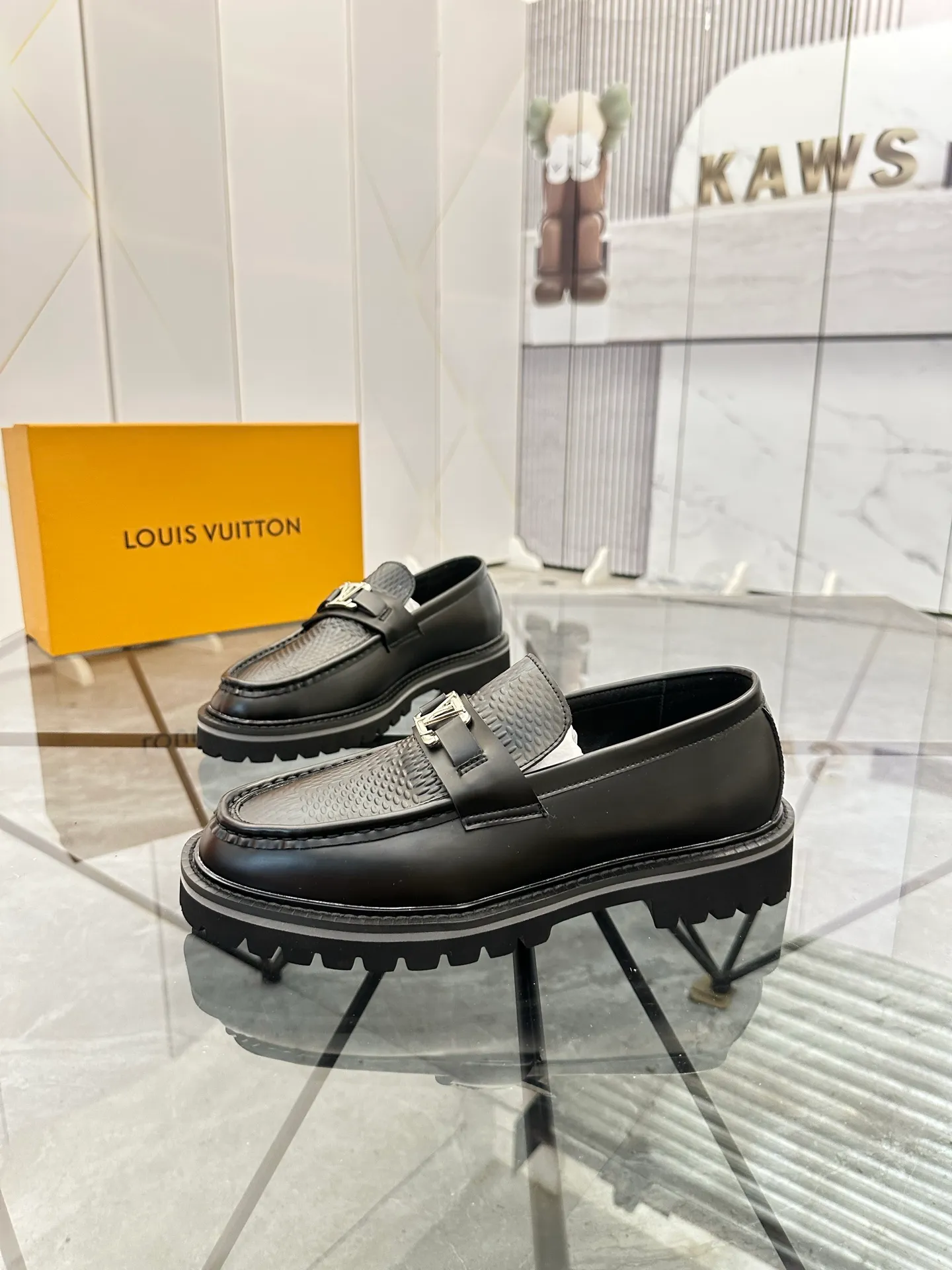 Selling men's shoes 💰: 💰P460¥ Product trademark: LV* "Louis Vuitton*" leather shoes Regular size: 40-45 (can be customized to 46) Product materials: imported cowhide upper, sheepskin lining, original outsole. Number: 558